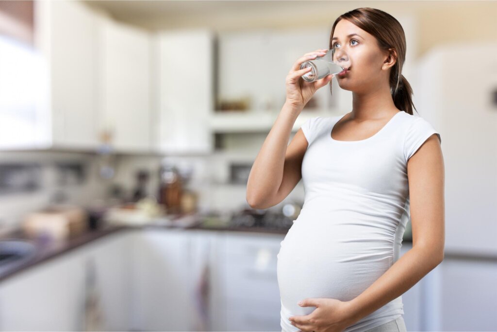 Pregnant Water Drinking