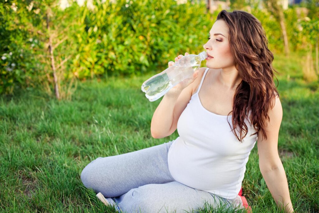 Pregnant Water Drinking 17