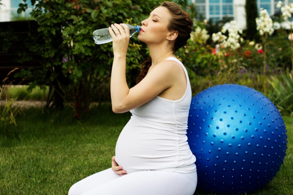 Pregnant Water Drinking 21