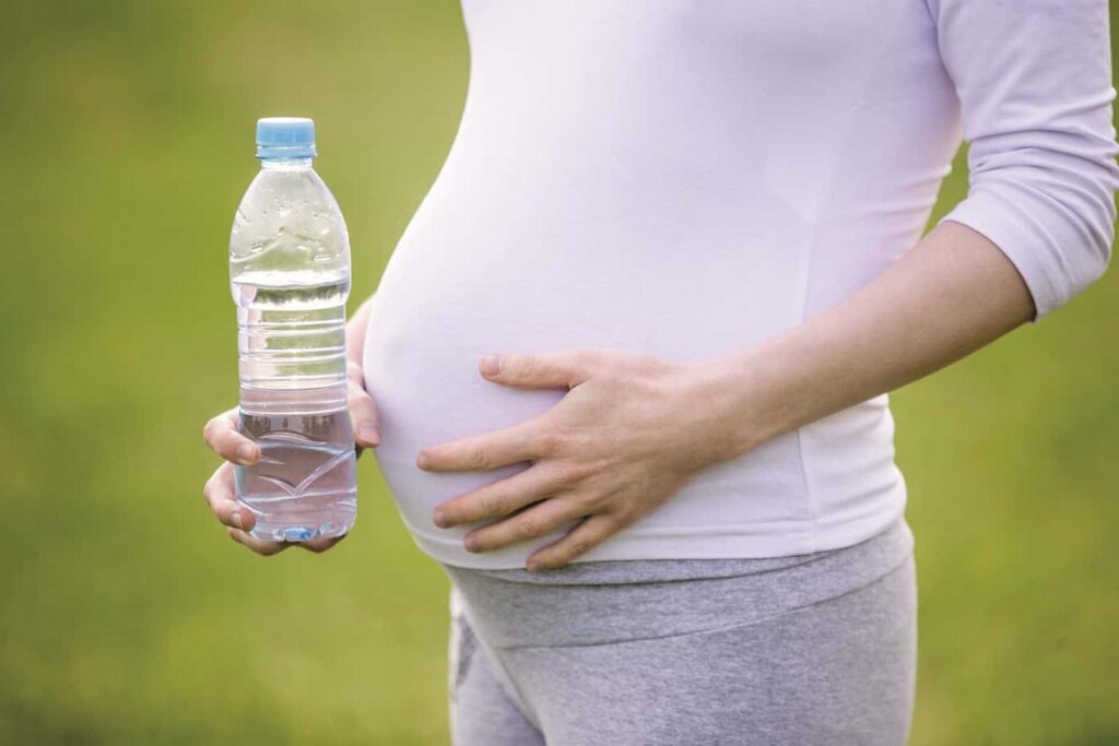 Pregnant Water Drinking 22