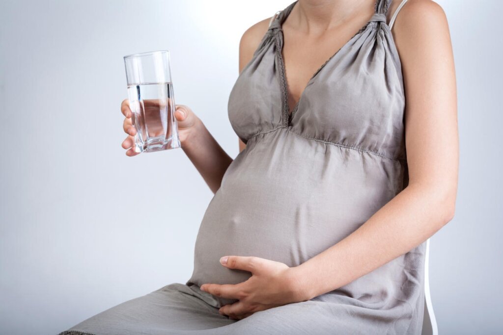 Pregnant Water Drinking 23